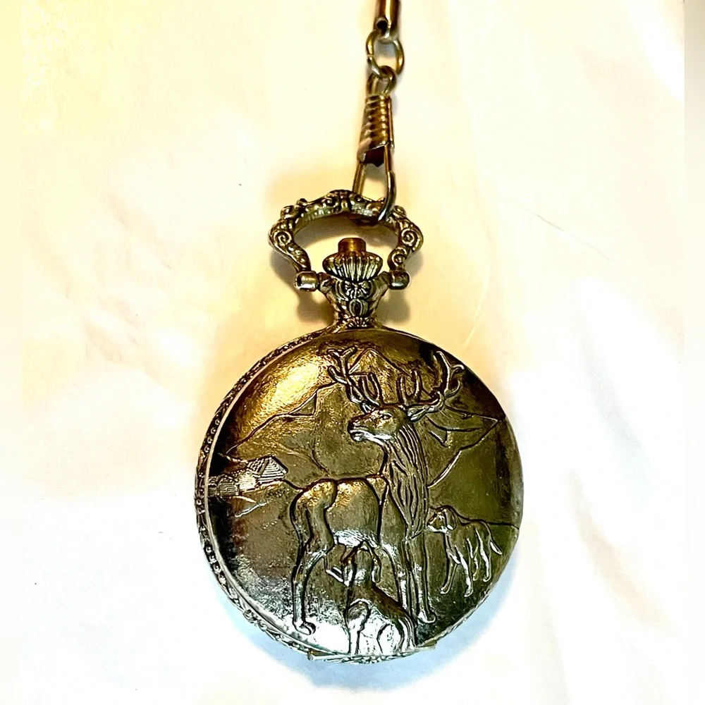 VTG Elk Deer Dogs Cabin Pocket Quartz Movt Watch Floral Plants Leaves Leaf